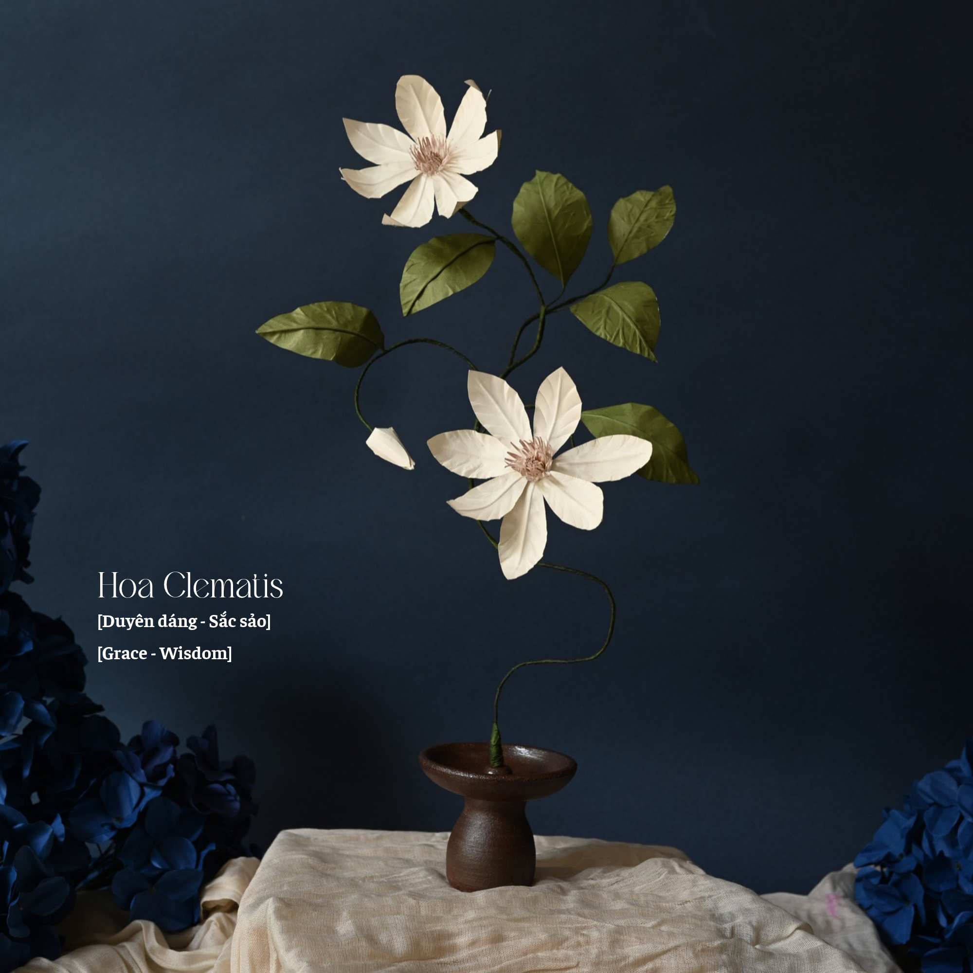 Set hoa clematis chân đế gốm